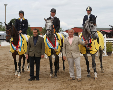 Zuchtverbandspräsident Dr. Manfred Köhler (l.) und Turnierleiter Heinz Schmidt ehrten die neuen Landeschampion der Mecklenburger Springpferde: v.l. Cartagena (v. Cellestial), Cevaro (v. CeroI) und Clint v. Cellestial. Fotos: Jutta Wego Zuchtverbandspräsident Dr. Manfred Köhler (l.) und Turnierleiter Heinz Schmidt ehrten die neuen Landeschampion der Mecklenburger Springpferde: v.l. Cartagena (v. Cellestial), Cevaro (v. CeroI) und Clint v. Cellestial. Fotos: Jutta Wego